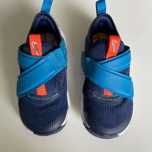 Like new Nike Advance Flex kids Velcro shoe size 10